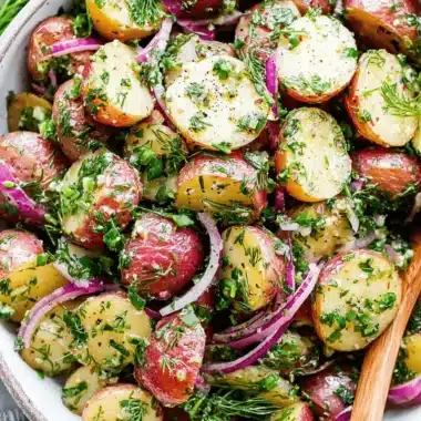 Magical No Mayo Potato Salad: Quick & Zesty 3 Vibrant no mayo potato salad with red-skinned potatoes, fresh herbs, and red onion in a rustic bowl, ready to serve.